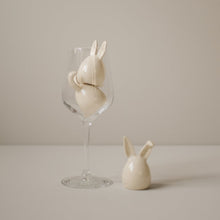 Laden Sie das Bild in den Galerie-Viewer, Keramik Hasen 3-teilig vanille ...ab März 2024
