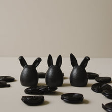 Laden Sie das Bild in den Galerie-Viewer, Keramik Hasen 3-teilig schwarz ...ab März 2024
